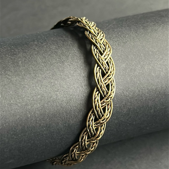 Vintage Jewelry - Women’s vintage dainty gold tone wire braided‎ bangle bracalet one size